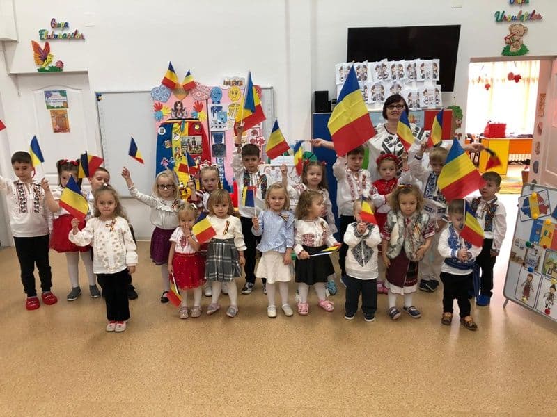 „Români mici cu inimi mari” - 1 Decembrie - Lecția de iubire față de țară: Activitate desfășurată la Grădinița cu P.P. Nr. 6 Dorohoi