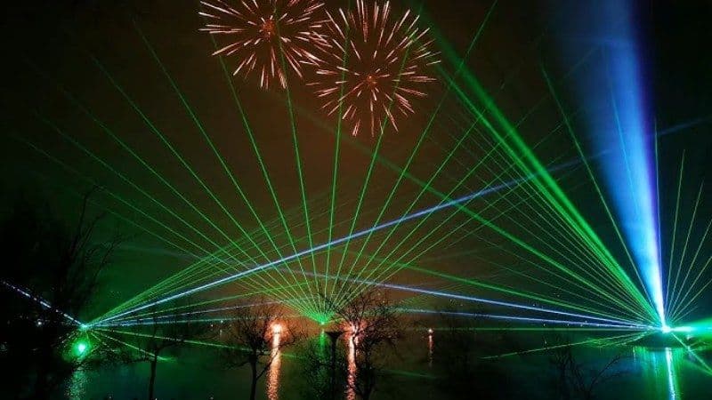 Consultare publică: Foc de artificii sau spectacol laser? Dorohoienii pot decide tipul de spectacol din noaptea de Revelion