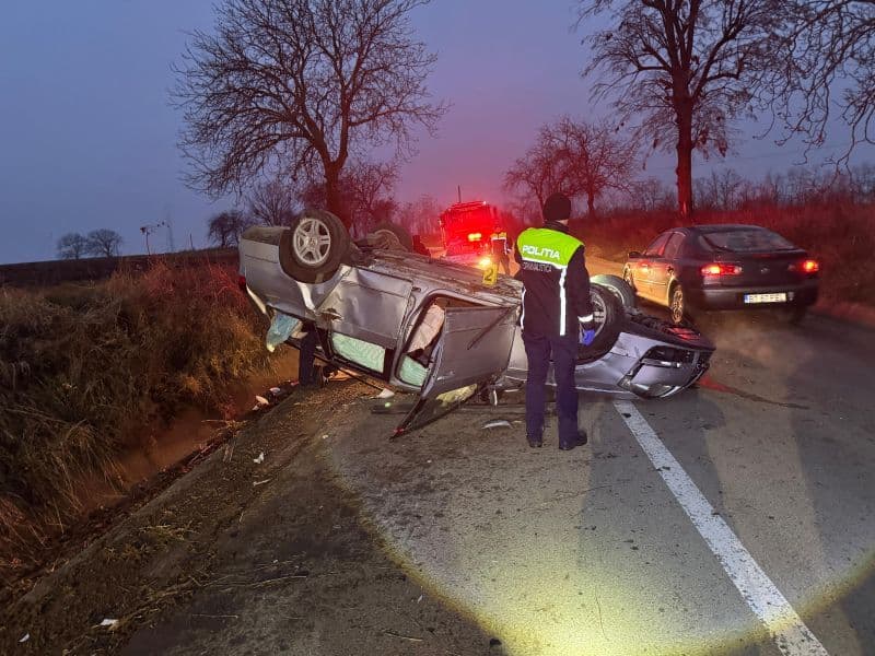 Accident! Bărbat ajuns la spital după ce s-a răsturnat cu mașina