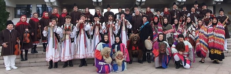 Ansamblul „Mugurelul-Mărgineanca” promovează la Brăila datinile și obiceiurile de iarnă din județul Botoșani