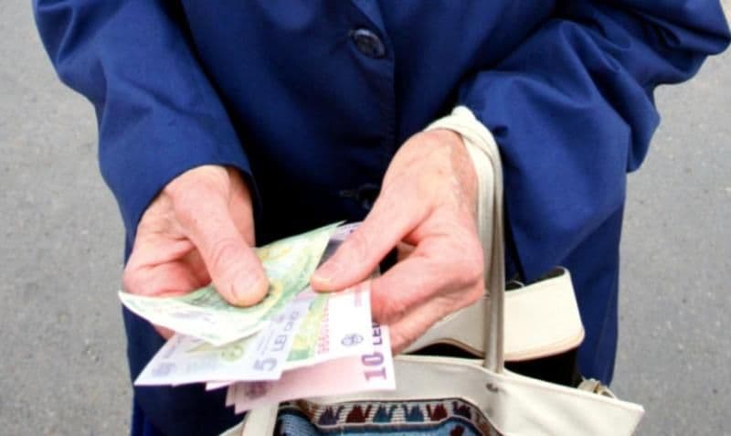 Ajutorul de 400 de lei ajunge luna asta la pensionarii cu venituri mici. Ce trebuie să faci dacă banii nu intră și cui trebuie să te adresezi
