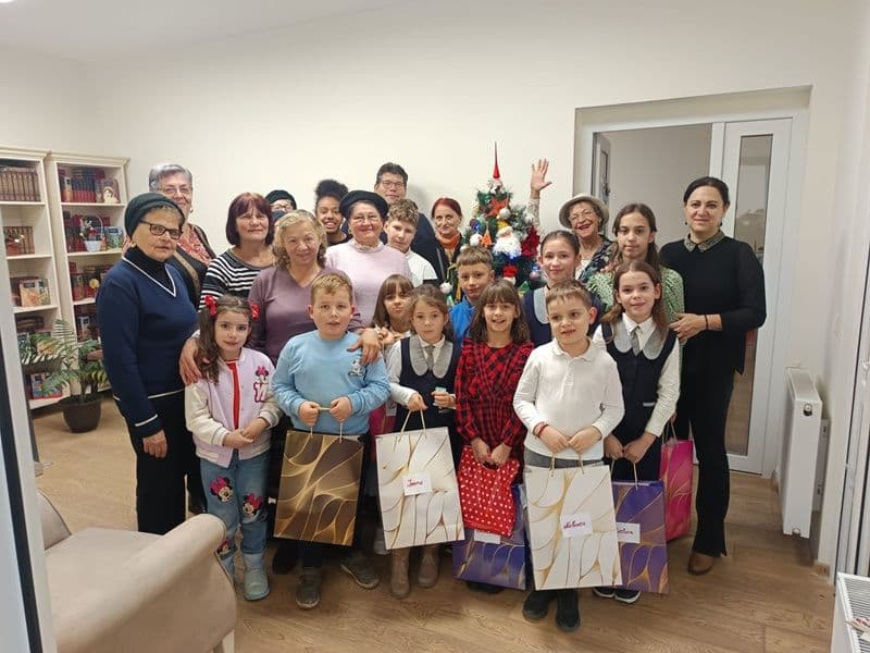 Pod între generații: Copii și vârstnici din Dorohoi reconstruiesc spiritul Crăciunului