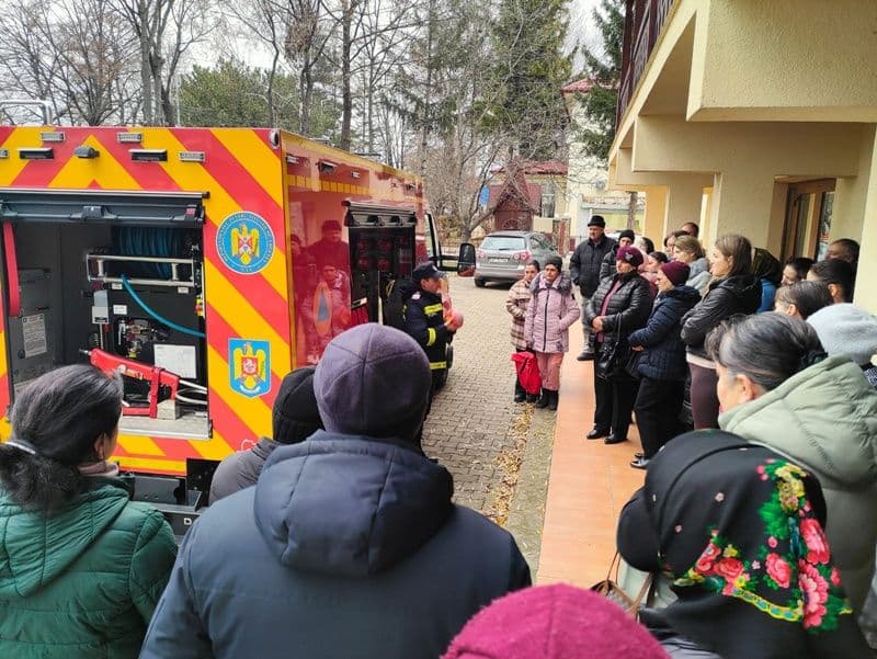 Peste 80 de asistenți sociali din Vorona, instruiți de pompierii botoșăneni