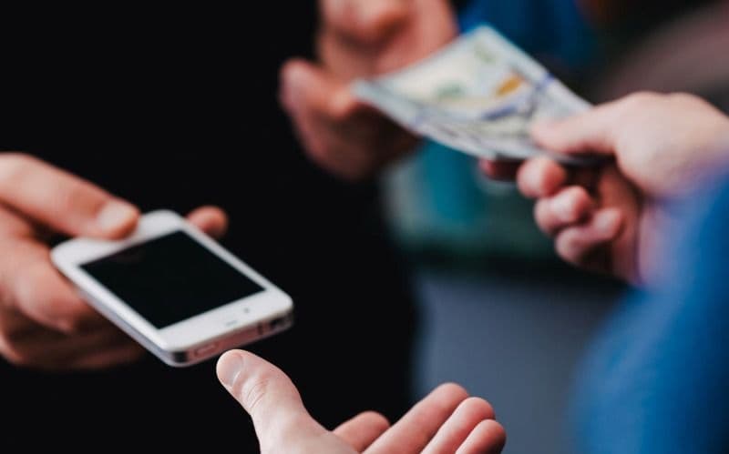 Ce trebuie să faci înainte să vinzi sau să dai telefonul altcuiva. Cum îți salvezi corect datele și eviți problemele