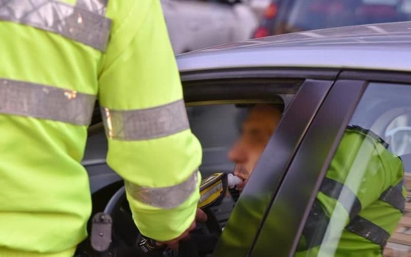 Bărbat din Văculești depistat în trafic deși avea permisul anulat și cu o alcoolemie de 1,26 mg/l alcool pur în aerul expirat