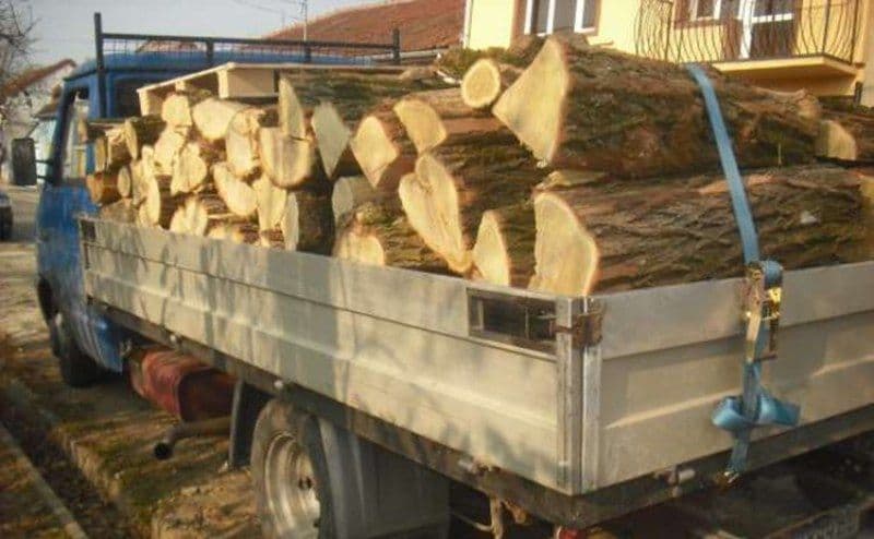 Material lemnos confiscat în urma unui control în trafic