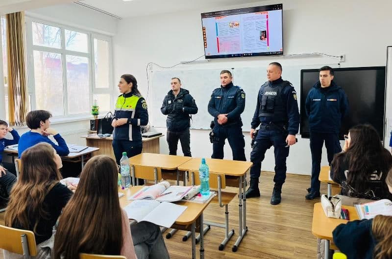 Acțiuni preventive efectuate de polițiști în unitățile de învățământ