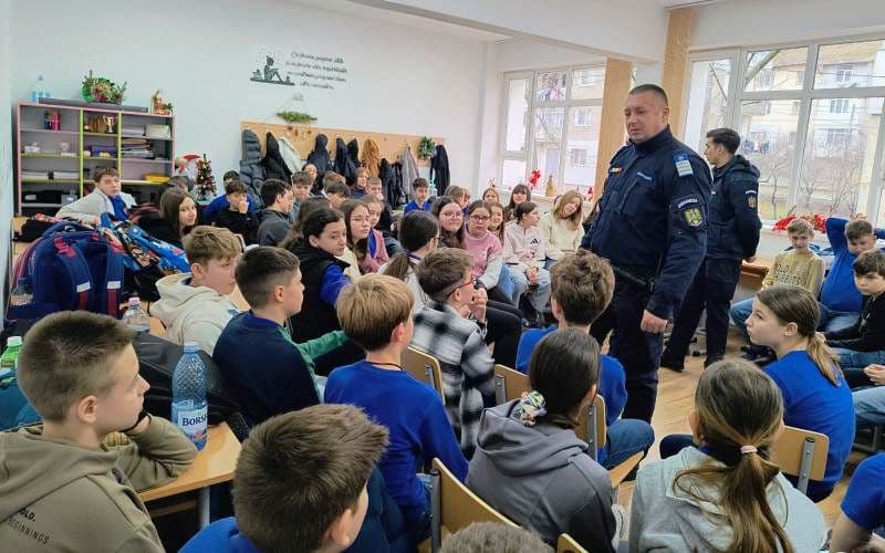 Activități preventiv-educative desfăsurate de jandarmi la două școli din Dorohoi