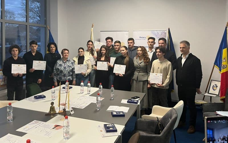 Trei elevi din Dorohoi au câștigat burse școlare oferite de ROTARY CLUB BOTOȘANI - FOTO
