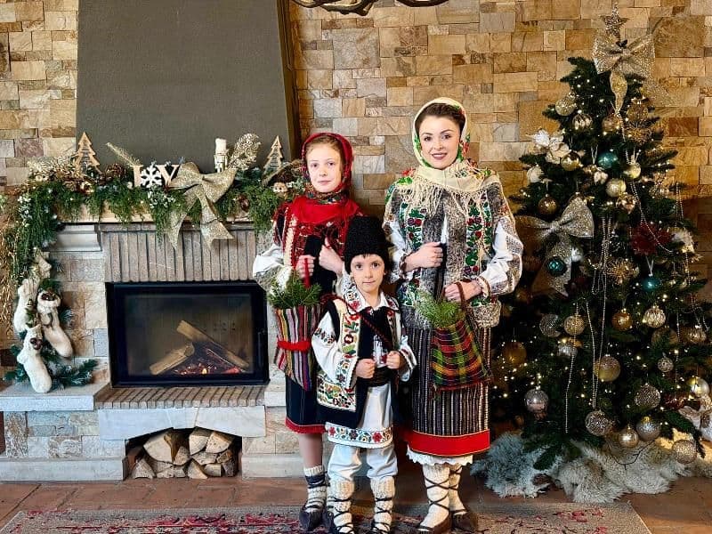 O colindă de suflet, născută din iubire de familie: Lorena Dupu cântă alături de Teodor și Eliza