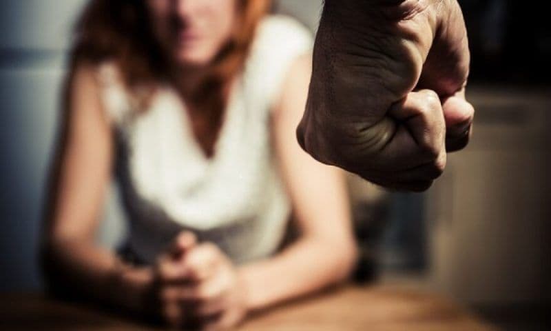 Tânăr arestat la domiciliu pentru încălcarea ordinului de protecție provizoriu și amenințare
