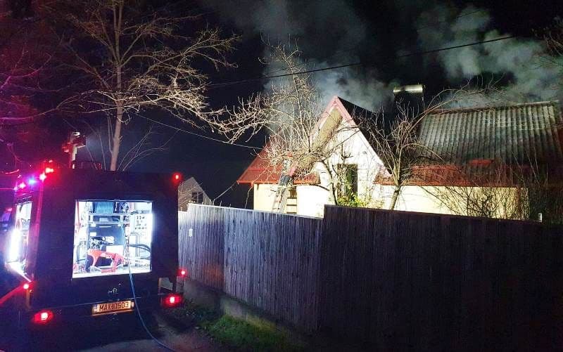 Izolați coșurile de fum! Incendiu produs noaptea trecută, într-o gospodărie din municipiul Botoșani