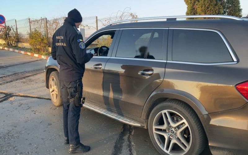 Permis doar pe telefon: cetățean prins la volan fără drept de conducere