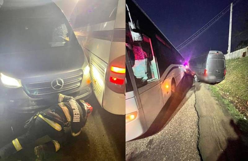Autocar plin cu 40 de elevi implicat într-un accident rutier la Iezer - FOTO