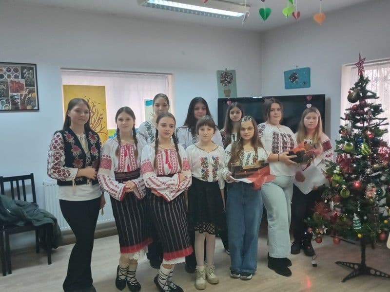 Elevii Școlii Gimnaziale „Mihail Sadoveanu” din Dumbrăvița au adus bucuria Nașterii Domnului în instituțiile din Dorohoi - FOTO