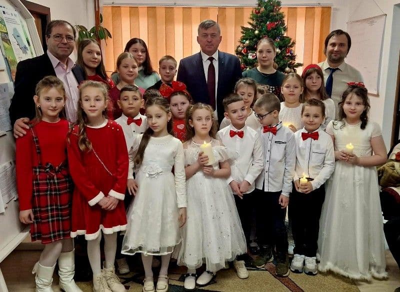 Tradiție și colinde: Copiii din Ibănești au adus bucuria Nașterii Domnului la Primărie! - FOTO