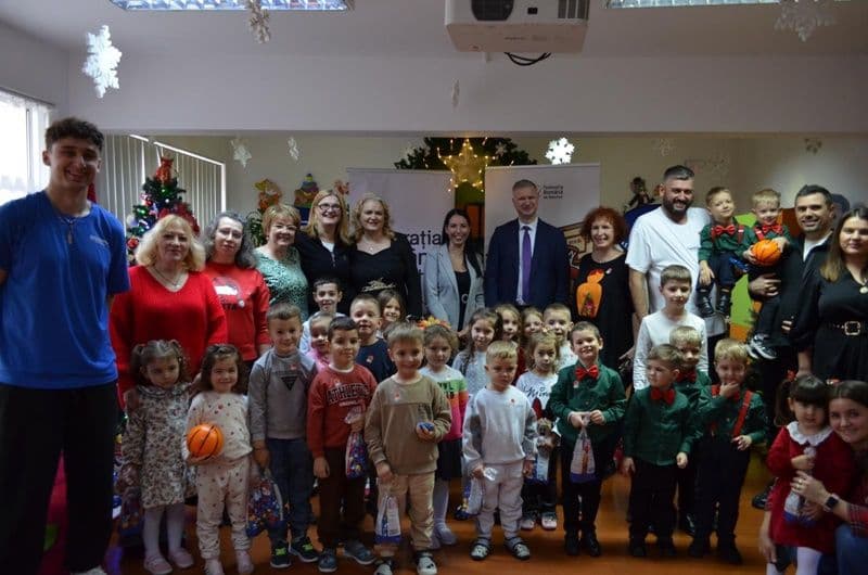 Acțiune dedicată copiilor și sportului, cu sprijinul voluntarilor și al Federației Române de Baschet