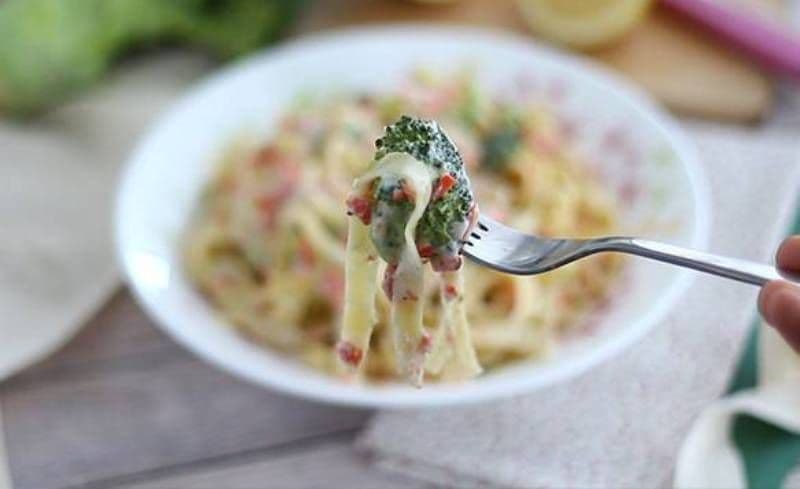 Tagliatelle cu somon și broccoli
