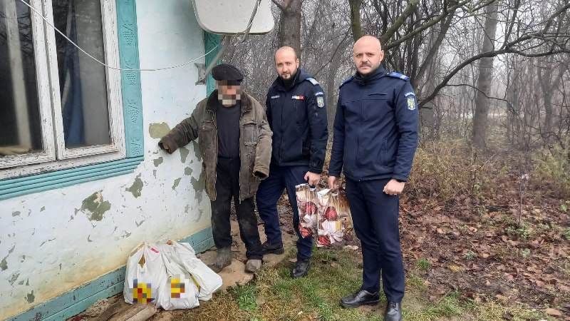 Jandarmii au dăruit pachete cu alimente celor doi bătrânei pe care i-au ajutat în acest an - FOTO