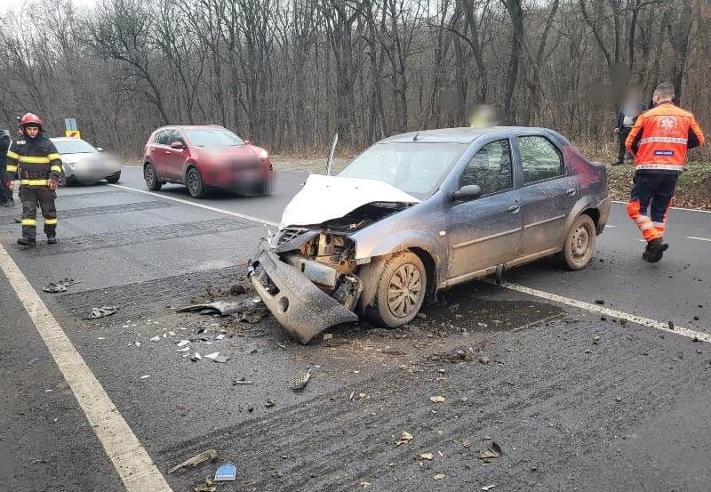 Cinci persoane au primit îngrijiri medicale în urma unui accident rutier - FOTO