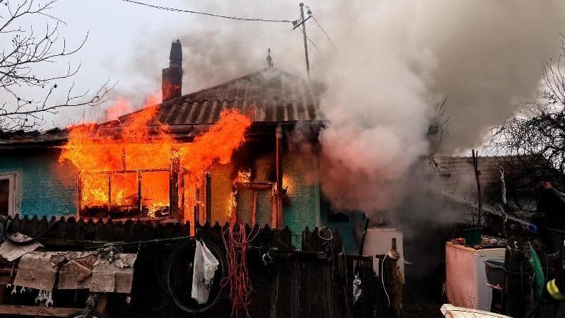Momente grele pentru o familie din Stânca după ce locuința le-a fost cuprinsă de flăcări - FOTO