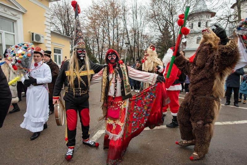 Magia tradițiilor românești adusă la sediul PSD Botoșani de peste 600 de colindători - FOTO