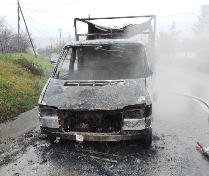 Autoutilitară încărcată cu fier vechi mistuită de flăcări - FOTO