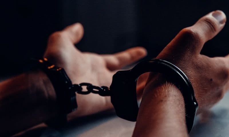 Reținut pentru conducere sub influența băuturilor alcoolice, fără permis și părăsirea locului accidentului