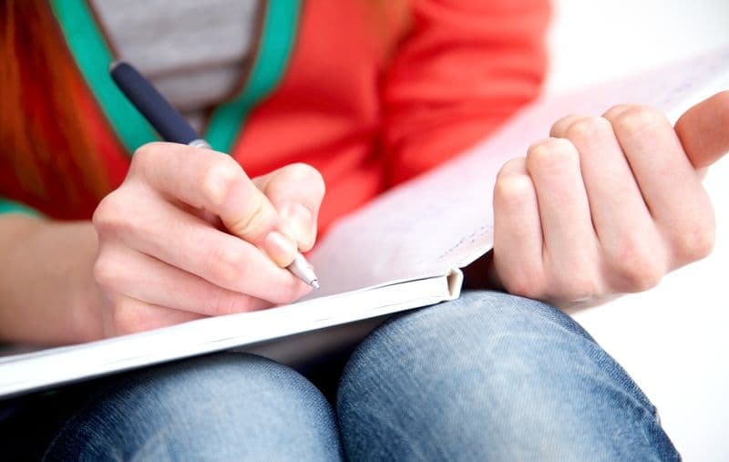 Mai multe autoare, educație media și inteligență artificială. Ce aduce nou programa de Limba română pentru clasa a IX-a