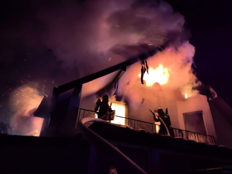 Casă distrusă de un incendiu izbucnit în comuna Curtești