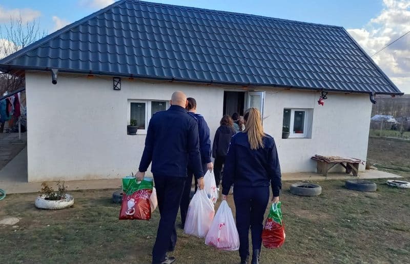 Jandarmii botoșăneni au dăruit cadouri în prag de An Nou