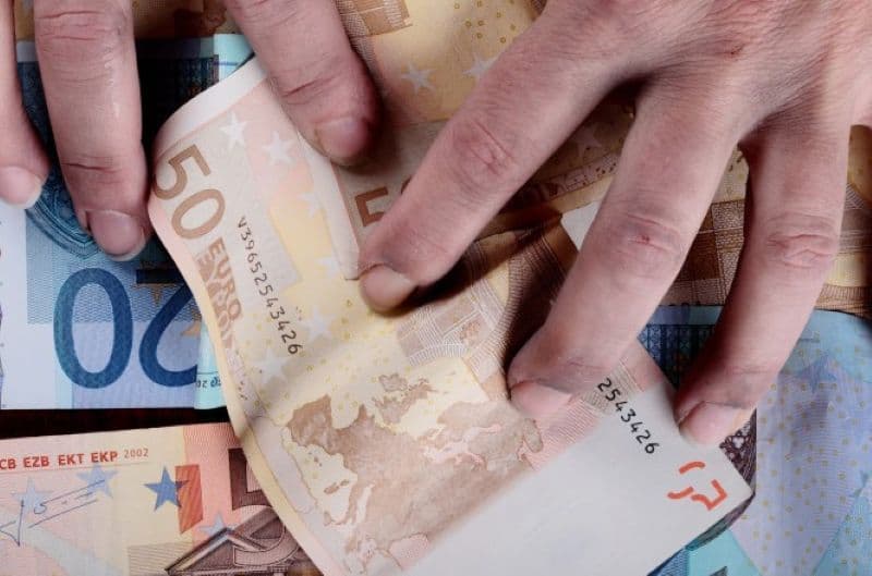 Tânăr reținut pentru tâlhărie calificată după ce a sustras 50 de euro prin acte de violență