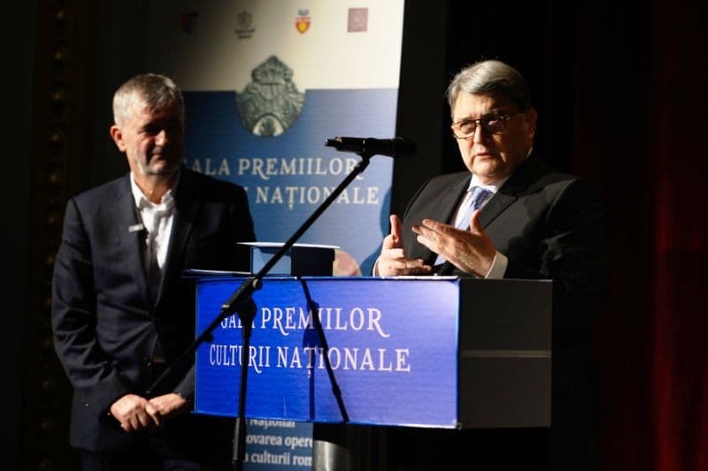 Emil Hurezeanu_Premiul pentru promovarea operei eminesciene și a culturii române_înmânat de Valeriu 