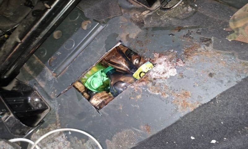 Bunuri de contrabandă ascunse în podeaua unui autoturism1