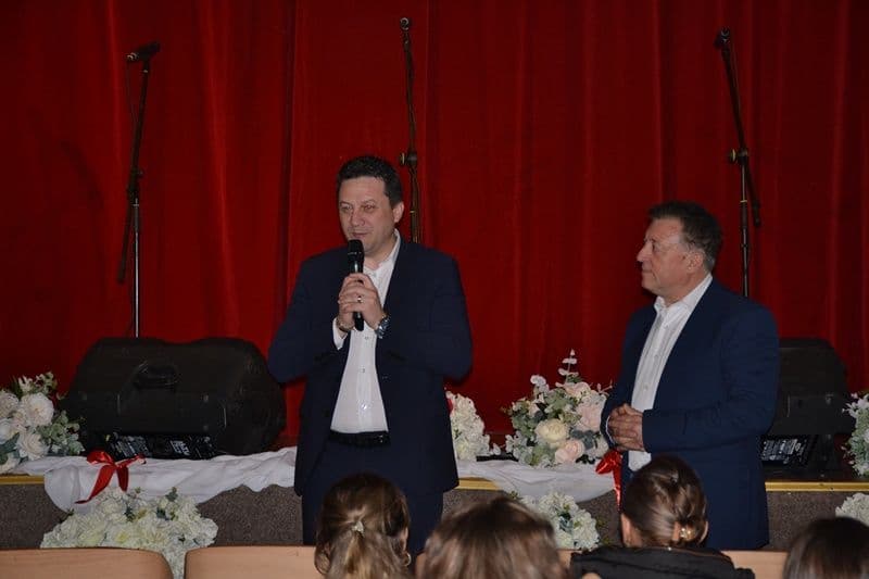 Flori pentru mama 2025_modern_001
