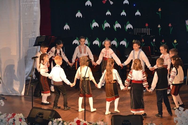Flori pentru mama 2025_folclor_007