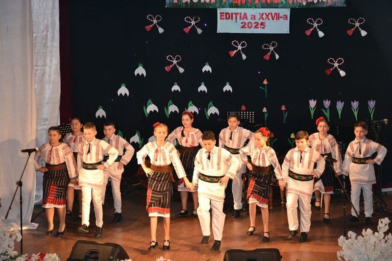 Flori pentru mama 2025_folclor_008