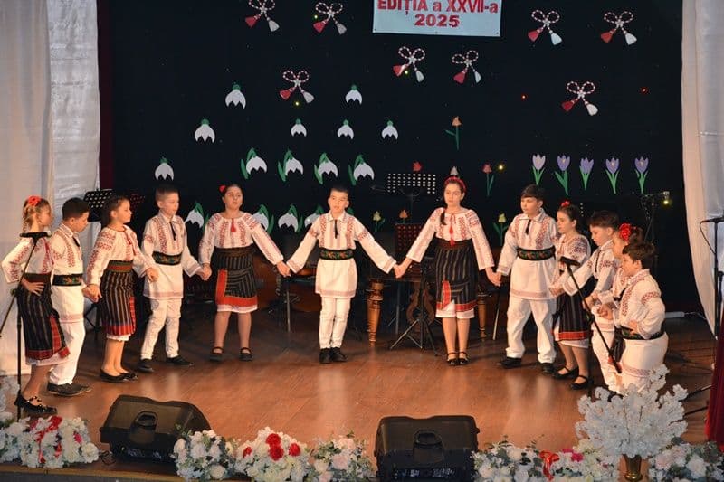 Flori pentru mama 2025_folclor_009