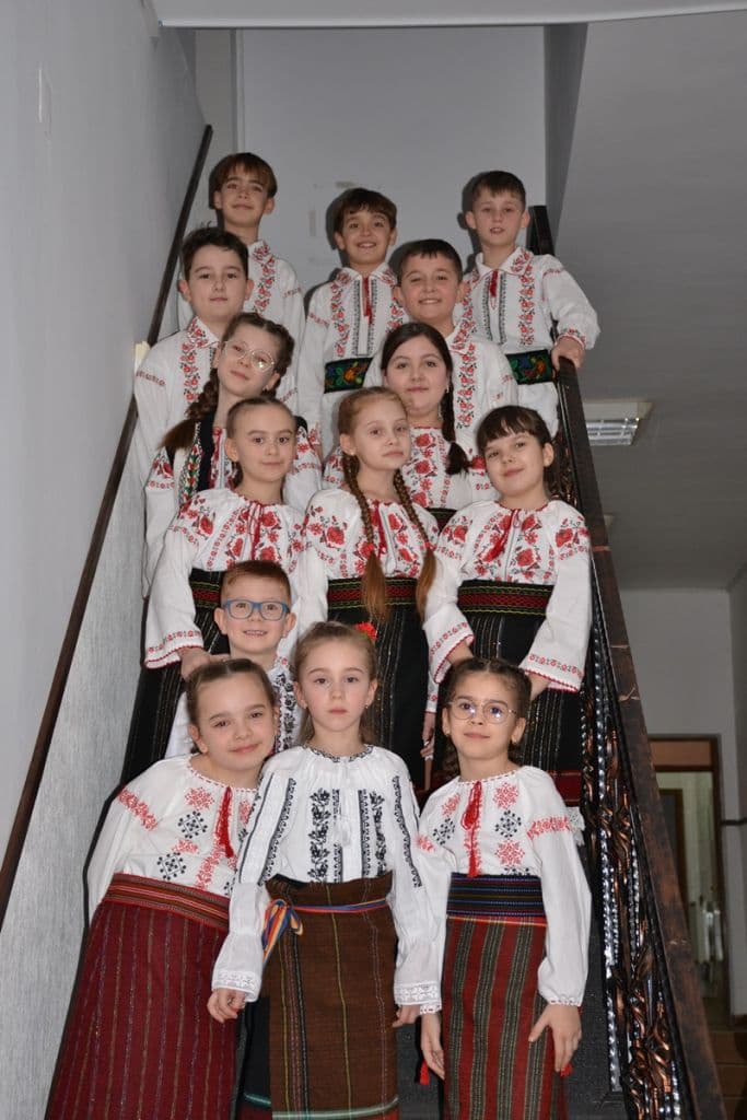 Flori pentru mama 2025_folclor_011