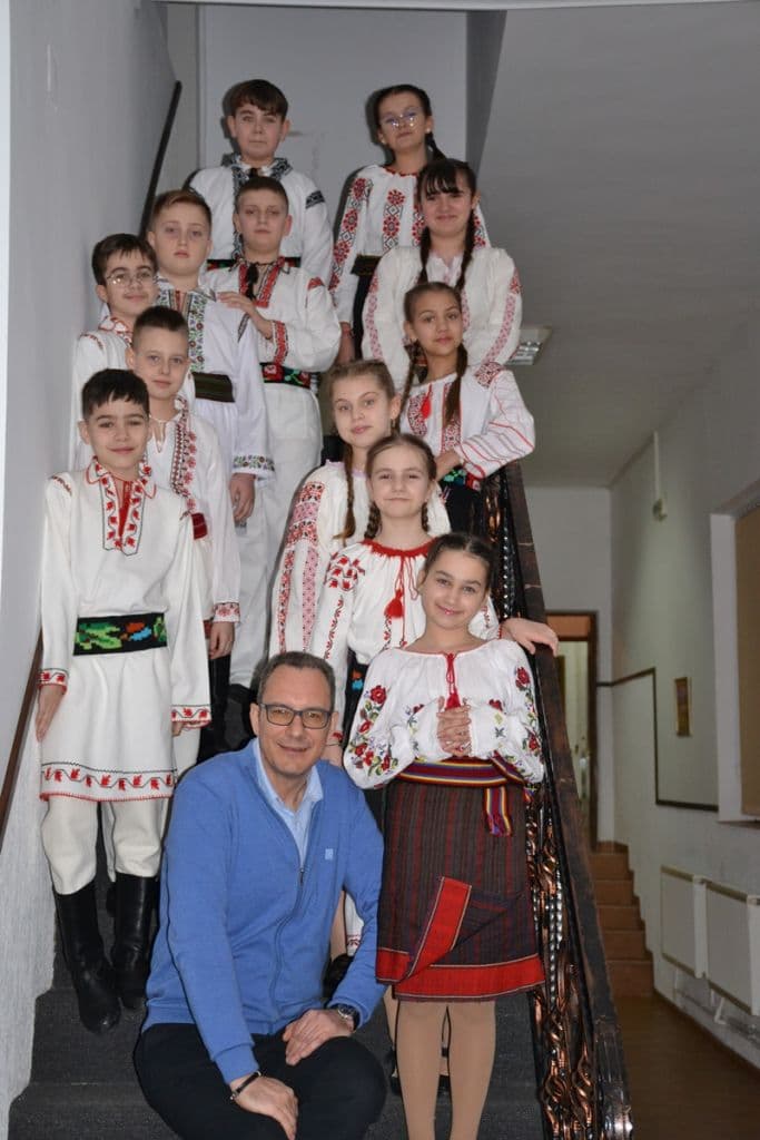 Flori pentru mama 2025_folclor_013