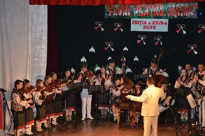 Flori pentru mama 2025_folclor_014