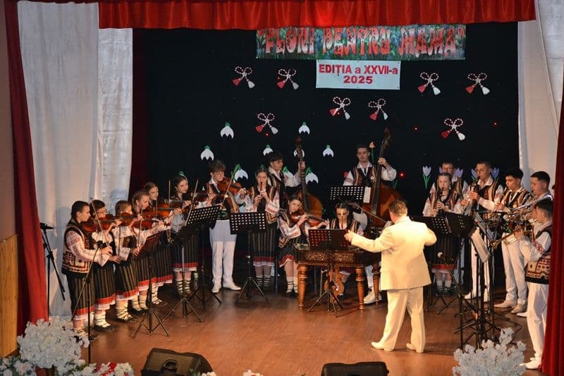 Flori pentru mama 2025_folclor_015