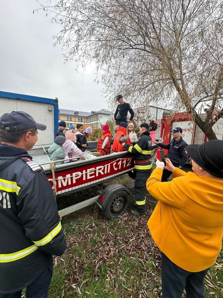 Scoala Altfel cu pompierii_012