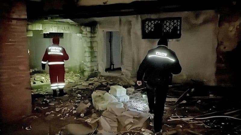 Oameni ai strazii preluati de pompieri_005