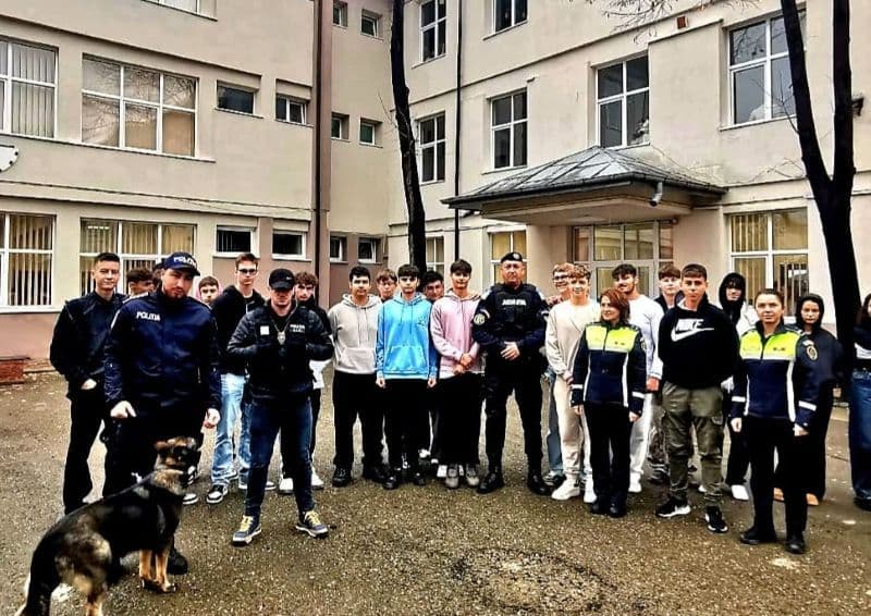 pol (8)