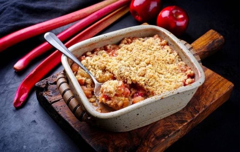 Crumble cu rubarbă și mere