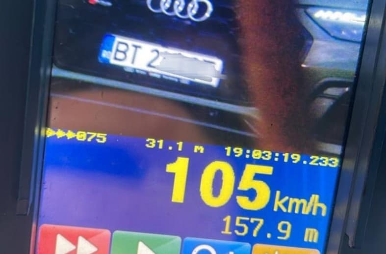 Prins cu 105 km/h în localitate, un șofer s-a speriat de polițiști și a ajuns cu mașina în șanț