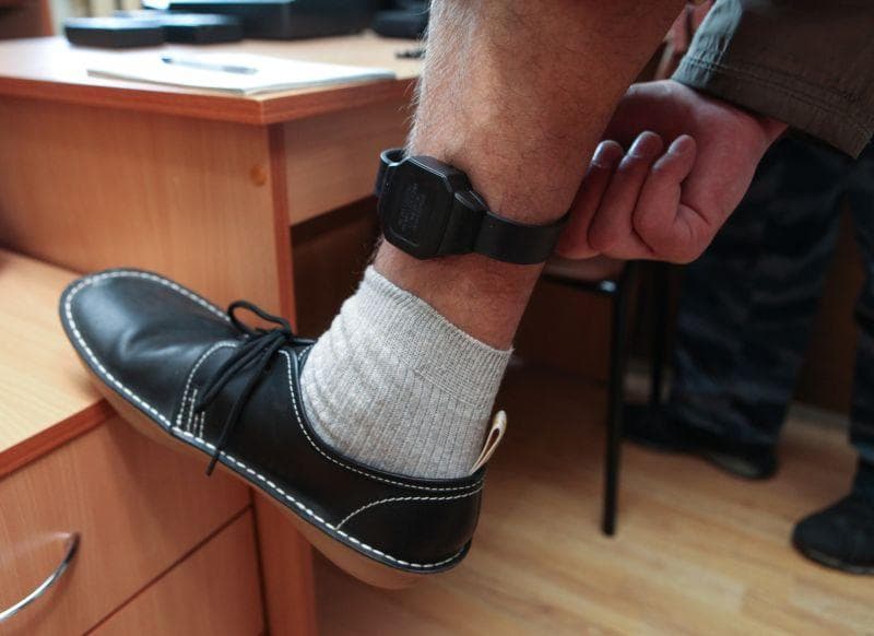 Poliţiştii au reţinut un bărbat care şi-a distrus brăţara electronică de supraveghere