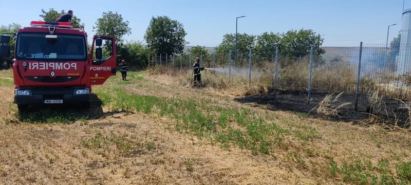 Pompierii au intervenit pentru localizarea și lichidarea a două incendii de vegetație uscată