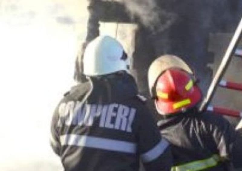 Două incendii izbucnite în Botoșani și Ungureni în ultimele ore. Un bărbat a ajuns la spital cu arsuri